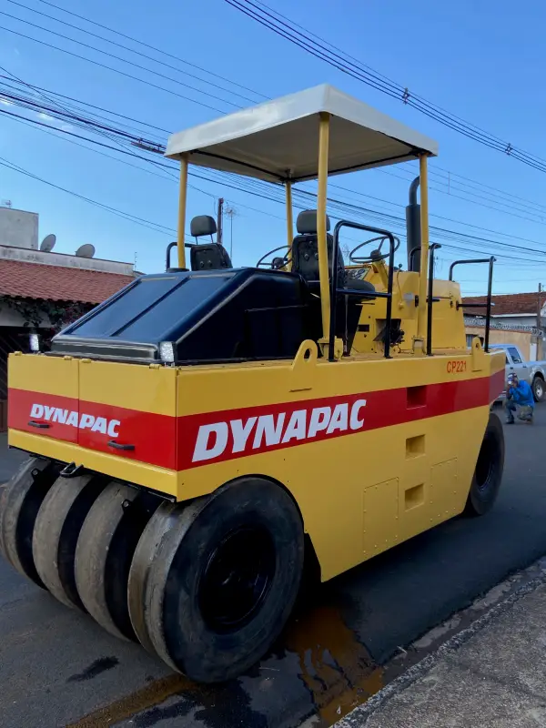 Rolo Compactador de Pneus Dynapac CP-221 (7 Pneus)