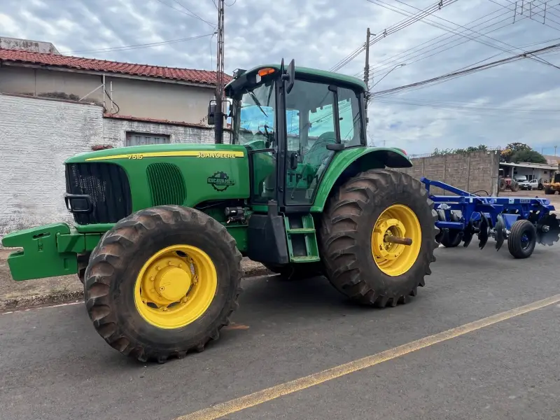 Trator de Pneus com Grade John Deere 7515 - Grande 16 x 28